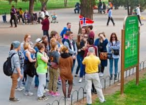 luați un job și călătoriți tour guide