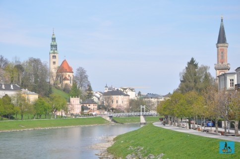 Râul Salzach curge prin Salzburg, Austria