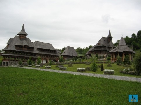 Frumoasa Mănăstire de lemn Bârsana, regiunea Maramureș