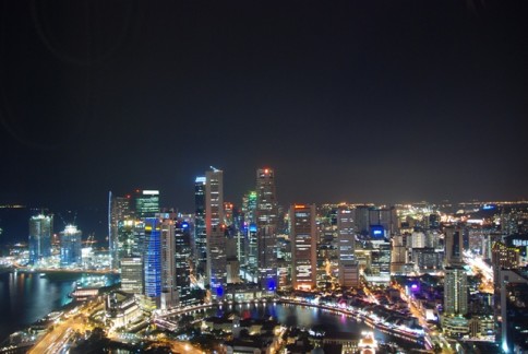 Zgârie norii din capitala Singaporeză pe timp de noapte