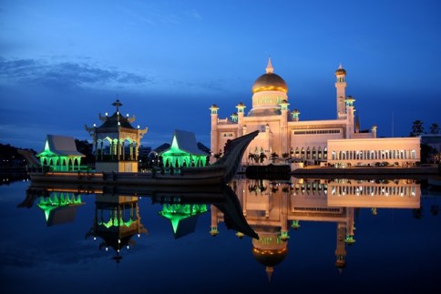 Moscheea sultanului din Brunei pe timp de noapte