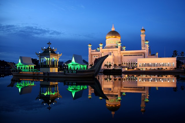 Brunei's sultane mosque in the night