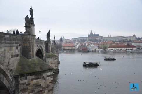 O frumoasă privelişte a podului Carol din capitala Praga, Cehia