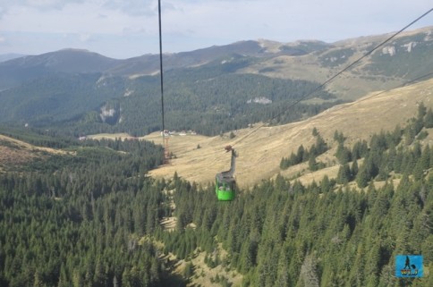Panoramă asupra munţilor Bucegi din telecabină, Județul Dâmbovița