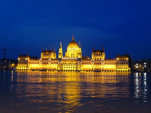 Parlamentul Ungariei în Budapesta pe timp de noapte