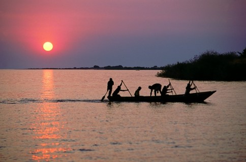Apus de soare peste ţărmul lacului Tanganyika, Republica Democrată Congo