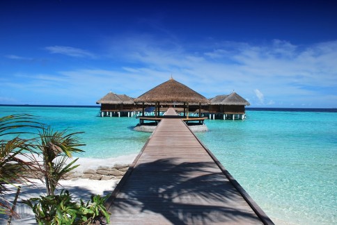 Un resort frumos şi o mare turcoaz în Insulele Maldive