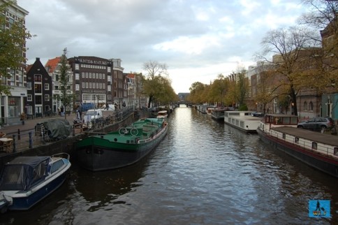 Unul dintre zecile de canale din frumosul Amsterdam, Olanda