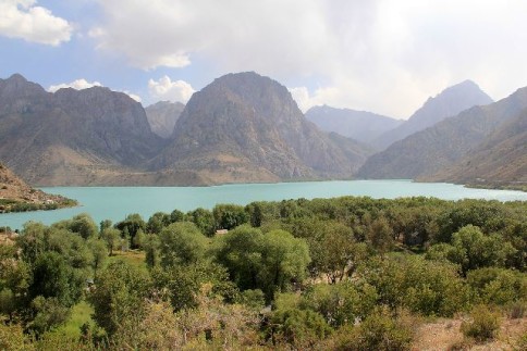 Lac de munte superb din Tadjikistan