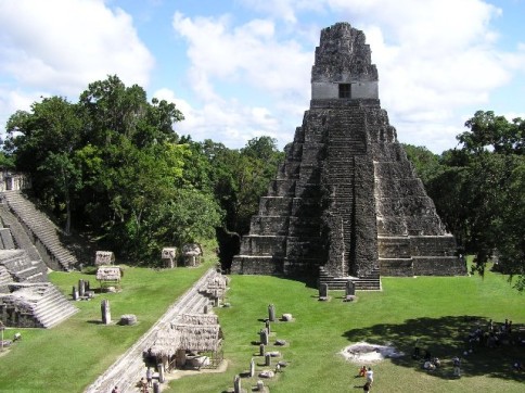 Ruinele Mayaşe vechi de la locul istoric Tikal în Guatemala