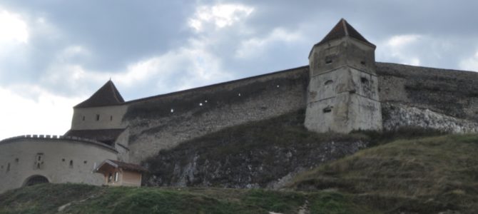 Cetatea Râşnov este unul din principalele obiective din Braşov