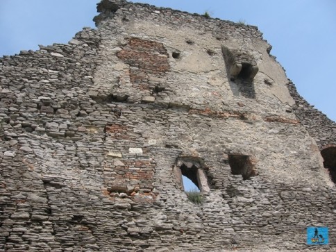 Un zid din ruinele Cetăţii Deva, Judeţul Hunedoara