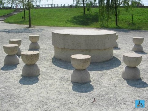 The Table of Silence, Targu Jiu City