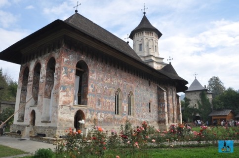 Mănăstirea Moldoviţa cu pridvorul deschis, vedere din spate