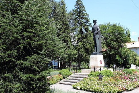 Parcul şi statuia lui Mircea cel Bătrân, oraşul Râmnicu Vâlcea