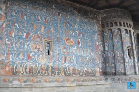 Faimosul albastru de Voroneţ şi scenele pictate pe una din laturile mănăstirii