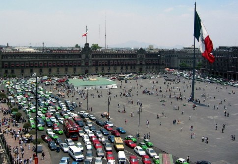 Piaţa Zocalo destul de aglomerată cu maşini şi turişti