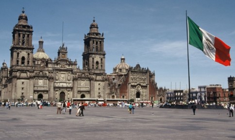 Piaţa Zócalo este cea mai mare şi mai faimoasă din Mexico City
