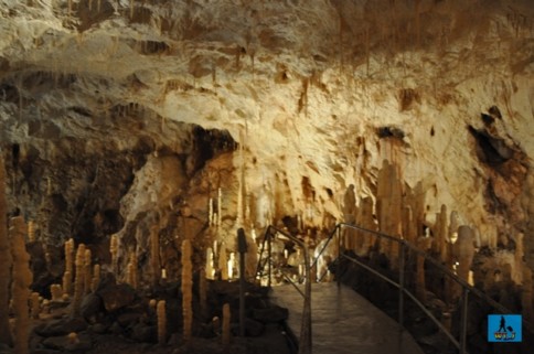 Galeria Luminilor sau Lumânărilor pe fiecare parte a potecii, Peștera Urșilor