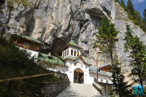 Mănăstirea Ialomița este construită la intrarea în Peștera Ialomița și merită vizitată