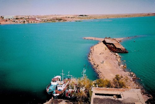 Digul aproape de orașul Balkhash pe parte nordică a țărmului de la Lacul Balkhash