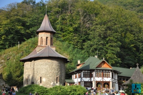 Frumoasa și pașnica Mănăstire Prislop construită într-o splendidă zonă naturală 