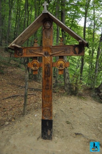 Lângă acestă cruce veți găsi traseul care vă duce către peștera lui Ioan Sihastrul