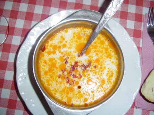 Ciorba de burtă va fi una dintre mâncărurile dumneavoastră preferate dacă o încercați în România