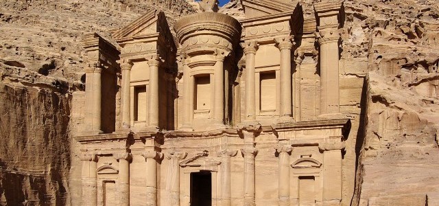 Orașul vechi Petra în Iordania, numit și Orașul Trandafiriu, are o arhitectură unică