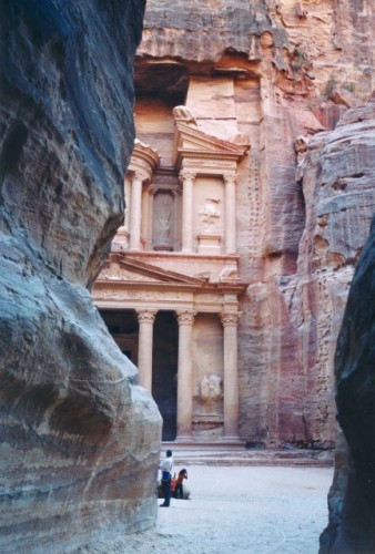 Urmând vechiul canion îngust numit Siq, într-un sfârșit ajungeți la Petra în Iordania